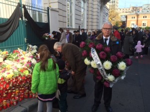 Un moment de reculegere in fata Ambasadei Republicii Franceze din Bucuresti